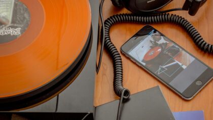 Ar albumai išgyvens „Spotify“ eroje: kaip keičiasi mūsų klausymosi įpročiai ir atlikėjų strategijos