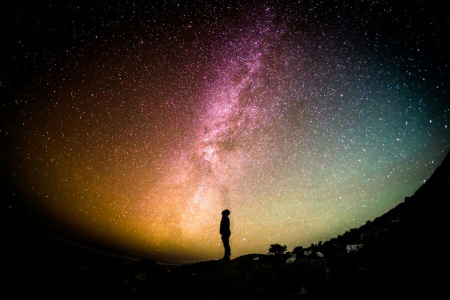 Keturias astrologines stichijas simbolizuojantis piešinys su ugnies, žemės, oro ir vandens motyvais