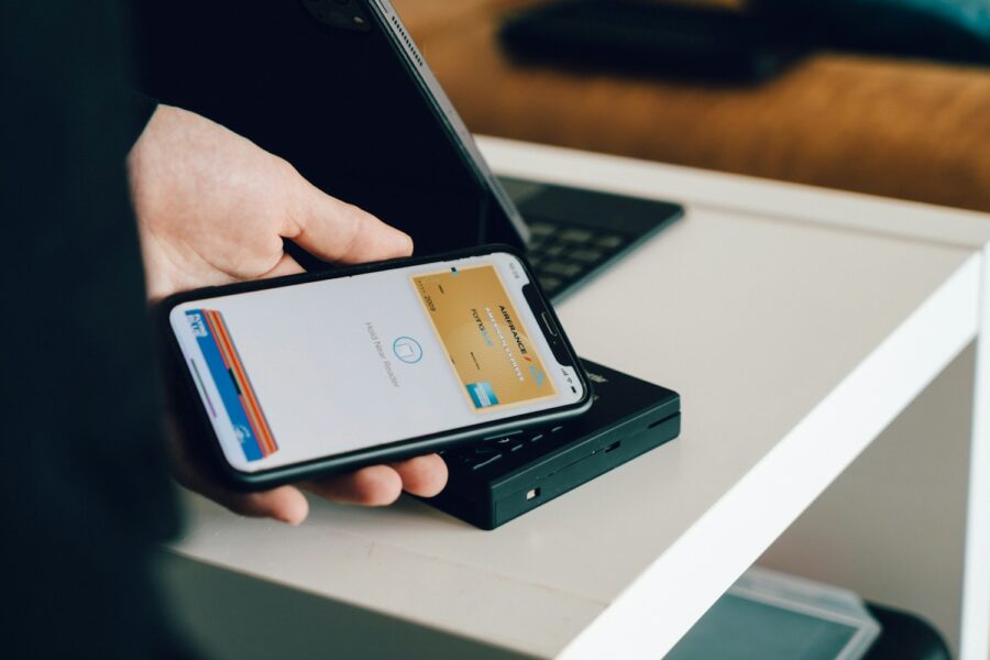 Žmogus telefonu tvirtina dokumentą elektroniniu parašu