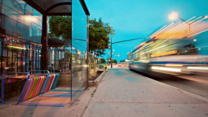 Kaip keičiasi kelionės viešuoju transportu: nuo popierinių tvarkaraščių iki realaus laiko programėlių