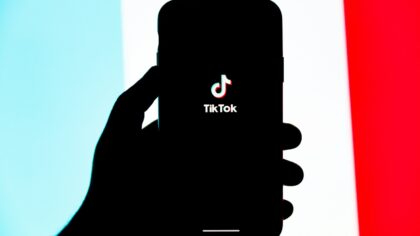 Kaip „TikTok“ keičia pop dainas: trumpesni intarpai, agresyvesni priedainiai ir nauji hitų receptai