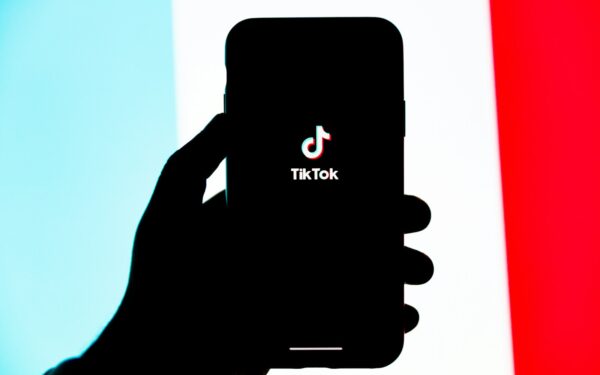 Kaip „TikTok“ keičia pop dainas: trumpesni intarpai, agresyvesni priedainiai ir nauji hitų receptai