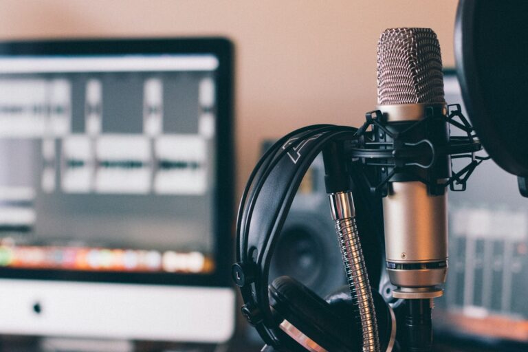 Namuose įrengta nedidelė muzikos įrašų studija su kompiuteriu ir mikrofonu