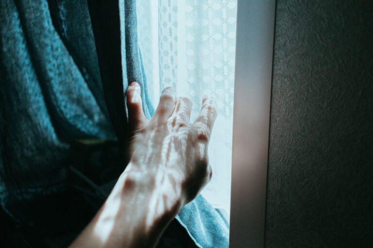 Minkštų baldų paviršiaus valymas dulkių siurblio antgaliu prailgina jų švarą, Šviesios užuolaidos prie lango, kurias lengva nukabinti ir išskalbti