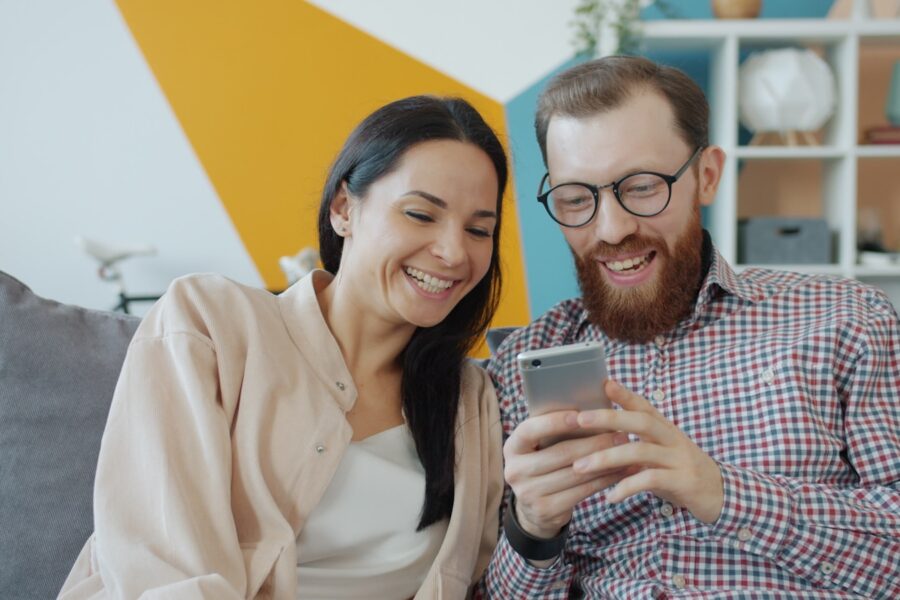 Moteris, namuose sąmoningai ribojanti laiką su telefonu ir skirianti dėmesį poilsiui