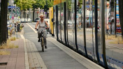 Miesto kelionės be automobilio: kaip derinti viešąjį transportą, dviratį ir ėjimą pėsčiomis