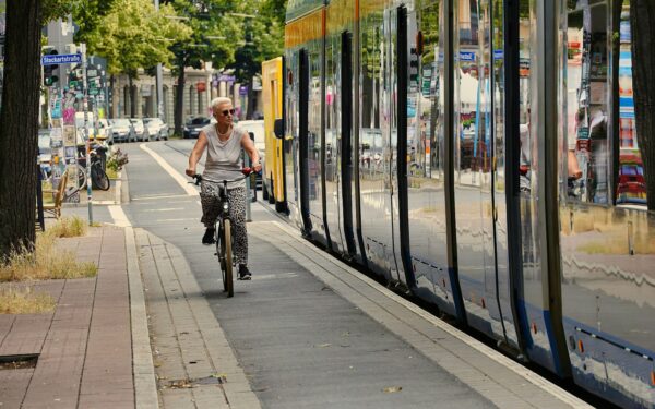 Miesto kelionės be automobilio: kaip derinti viešąjį transportą, dviratį ir ėjimą pėsčiomis