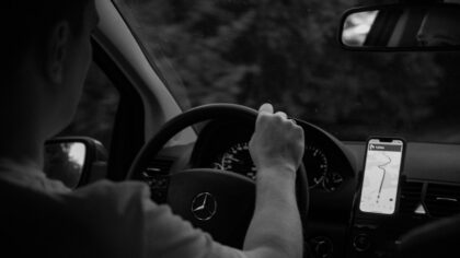 Navigacija telefone vairuotojams: kaip išsirinkti programėlę ir naudoti ją saugiai kelyje