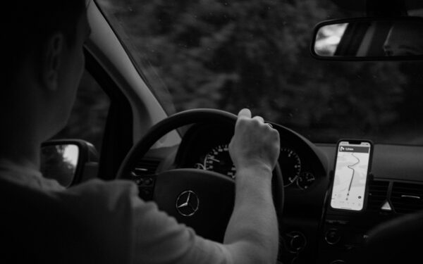 Navigacija telefone vairuotojams: kaip išsirinkti programėlę ir naudoti ją saugiai kelyje