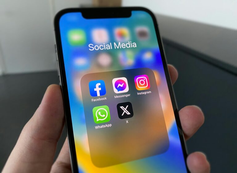 Telefonas su atvertu socialiniu tinklu ir matomais komentarais apie televizijos pasirodymą
