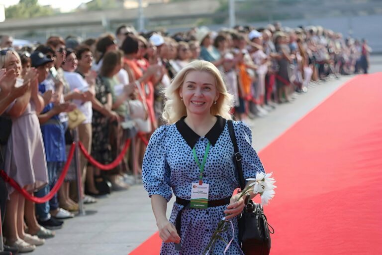 Raudonuoju kilimu žengiantys kūrėjai ir fotografų blyksniai prieš apdovanojimų ceremoniją