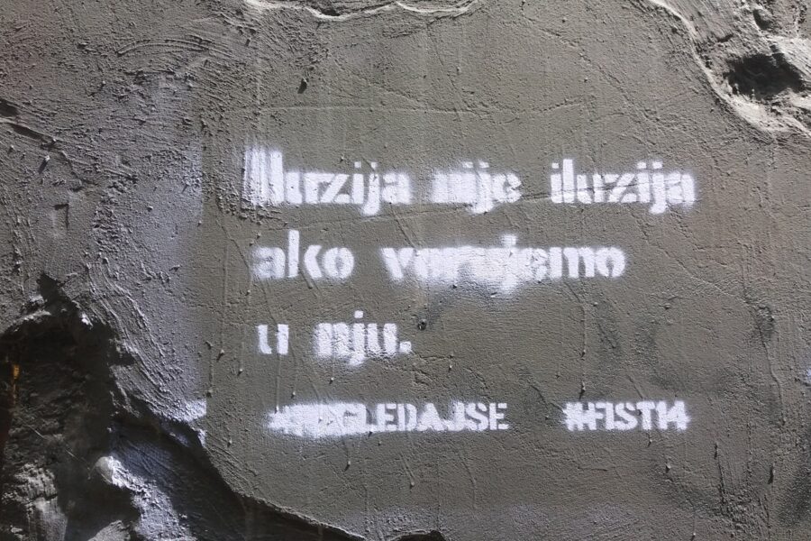 Naktinis dangus su Ožiaragio žvaigždynu virš kalnų silueto