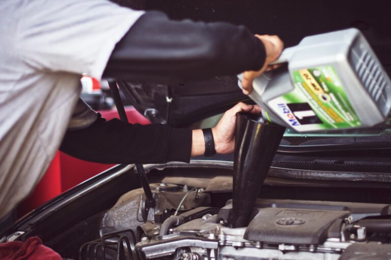 Meistras servise tikrina automobilio alyvos būklę