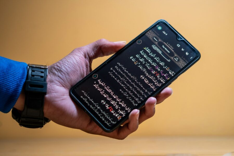 Rankoje laikomas išmanusis telefonas, ekrane matomi ekrano laiko ir pranešimų nustatymai