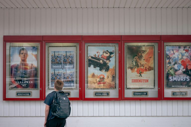 Bendruomenės nariai žiūri filmą nedidelėje atnaujinto kino teatro salėje