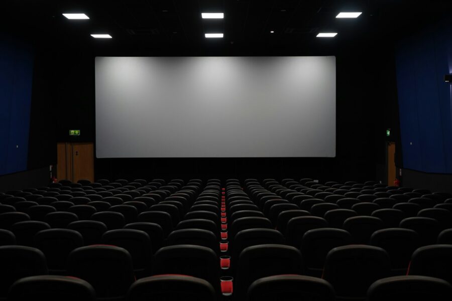 Atgimęs senasis kino teatras su išsaugotomis kėdėmis ir šiuolaikišku ekranu