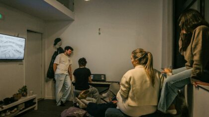 Šiuolaikinės komedijos vakarui namuose: kaip išsirinkti pagal nuotaiką ir ką verta įtraukti į sąrašą