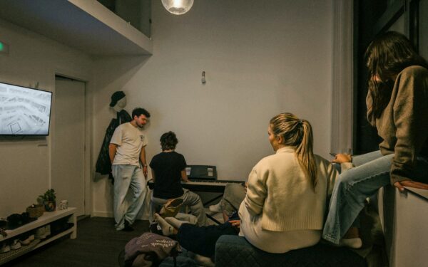 Šiuolaikinės komedijos vakarui namuose: kaip išsirinkti pagal nuotaiką ir ką verta įtraukti į sąrašą