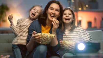 Teminis filmų maratonas namuose: kaip susikurti jaukų mini festivalį draugams ar šeimai