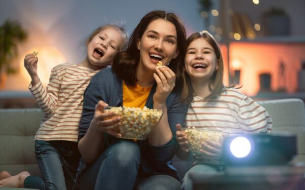 Teminis filmų maratonas namuose: kaip susikurti jaukų mini festivalį draugams ar šeimai