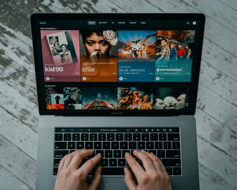 Žiūrovas renkasi, kokį serialą įsijungti iš streaming platformos meniu