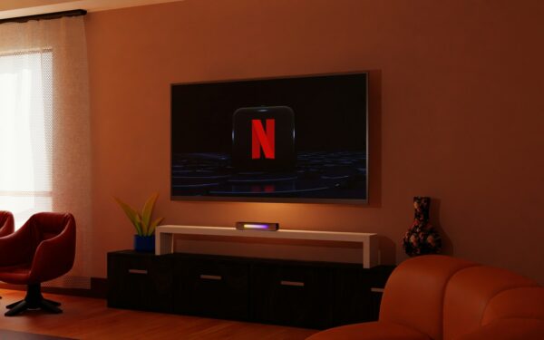Vakaro serialų maratonai: kaip protingai mėgautis binge-watching ir ką rinktis šiandien