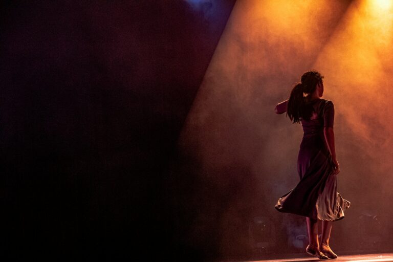 Aktoriaus repeticija teatro scenoje, ieškant naujo personažo