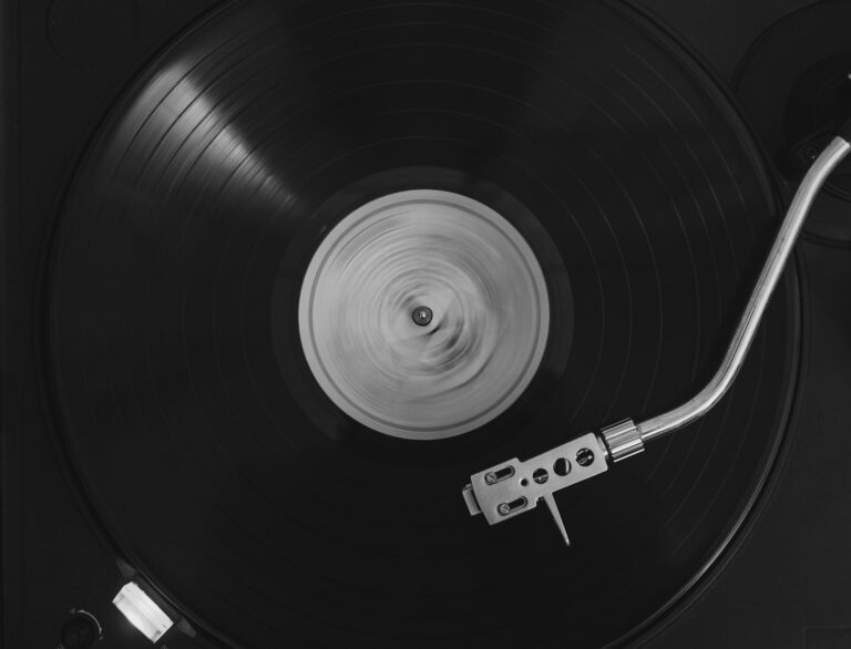 Adatos ir vinilo plokštelės stambus planas ant grotuvo