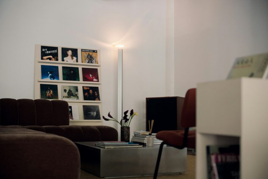 Vinilo grotuvas ir plokštelių kolekcija namų svetainėje