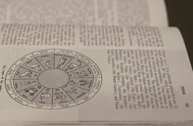 Astrologinis zodiako ratų ir užrašų derinys gali įkvėpti susikurti sau tinkantį rytinį ritualą