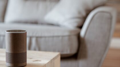 Balso asistentai lietuviškai: kaip išmanūs garsiakalbiai ir telefonai keičia kasdienius įpročius