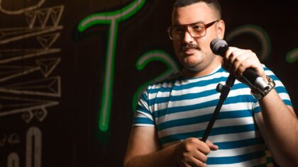 Gyvas humoras grįžta į madą: kaip stand-up pasirodymai keičia vakarų planus Lietuvos miestuose