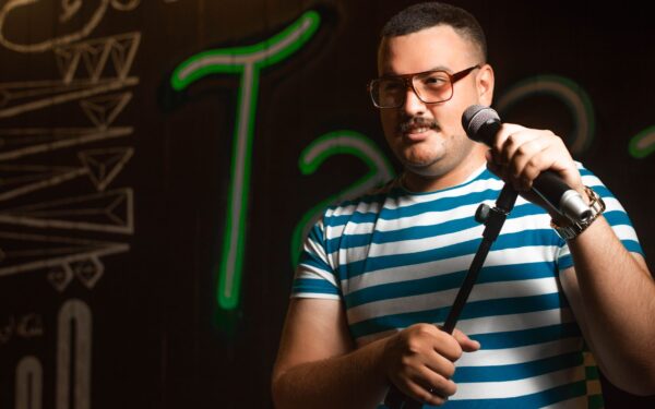 Gyvas humoras grįžta į madą: kaip stand-up pasirodymai keičia vakarų planus Lietuvos miestuose