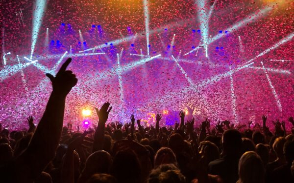 Ką reiškia būti fanų klubo dalimi šiandien: nuo eilinio gerbėjo iki aktyvaus fandomo nario