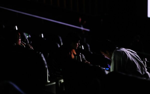 Ką rinktis vakarui: kaip skiriasi kino teatruose rodomi filmai ir srautinių platformų pasiūla