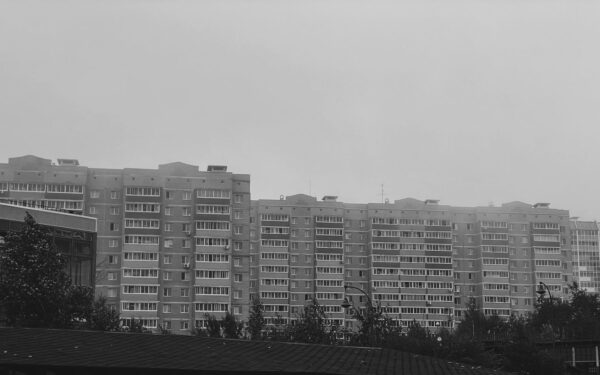 Kaip gyvena seni daugiabučiai: tarp kiemo suoliukų, balkonų ir naujų bendruomenės atradimų