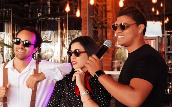Kaip išdrįsti karaoke vakarui: patarimai pirmą kartą lipantiems į sceną ir norintiems smagiai atsipalaiduoti