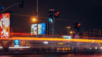 Kaip naktį judėti mieste: praktiniai patarimai, kad grįžimas namo nepavirstų pavojingu nuotykiu