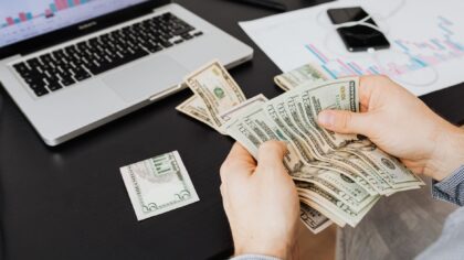 Kaip valdyti programėlių prenumeratas telefone ir kompiuteryje: tyliai augančios išlaidos, kurias verta susekti