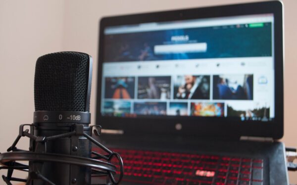 Kambario dydžio studija ir viso pasaulio klausytojai: kaip „bedroom pop“ iš nišos virto rimta muzikos scena
