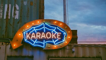 Karaoke barai ir dainavimo kambariai miestuose: kaip smagi pramoga virsta vakarėlio centru