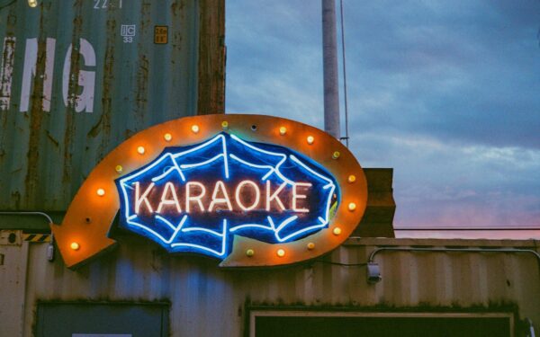 Karaoke barai ir dainavimo kambariai miestuose: kaip smagi pramoga virsta vakarėlio centru