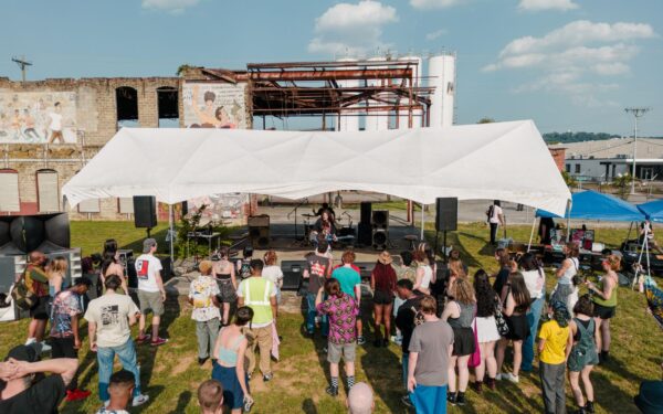 Keliaujantys koncertai Lietuvos regionuose: kaip mažesni miestai tampa naujais muzikos žemėlapio taškais
