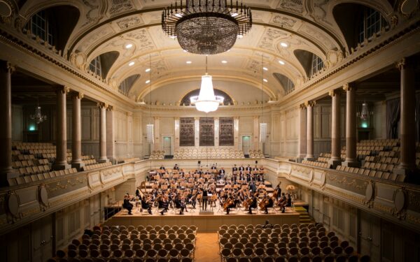 Klasikinė muzika be kaklaraiščio: kaip orkestrai ir klausytojai Lietuvoje keičia savo santykį su scena