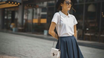 Klasikiniai marškiniai ne tik biurui: 7 šiuolaikiški būdai juos pritaikyti nuo savaitgalio iki vakaro