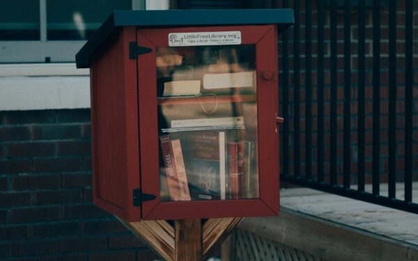 Knygų mainyklos mieste ir kaime: kaip atviros lentynos tyliai keičia mūsų skaitymo įpročius