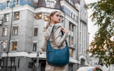 Kompaktiška rankinė mieste ir kelionėje: kaip vienu aksesuaru išlaikyti stilių ir patogumą
