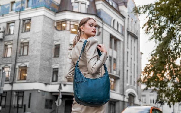 Kompaktiška rankinė mieste ir kelionėje: kaip vienu aksesuaru išlaikyti stilių ir patogumą