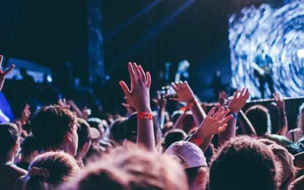 Koncertų ritualai ir nerašytos taisyklės: kaip šiandien keičiasi atlikėjų ir žiūrovų bendravimas scenoje