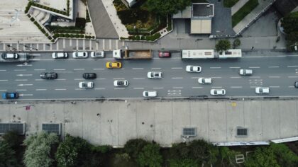 Kuras keliolika centų brangsta, atlyginimai neauga: 9 praktiški žingsniai, kaip sumažinti kasdienes kelionių išlaidas